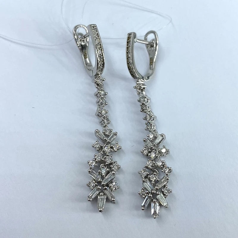 Серьги  из белого золота с природным бриллиантом